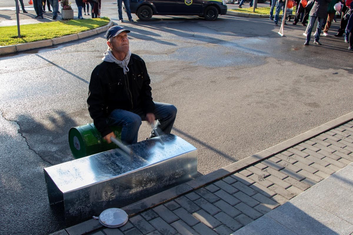 Рабочие Никопольского завода ферросплавов завода окружили здание главного офиса ПриватБанка