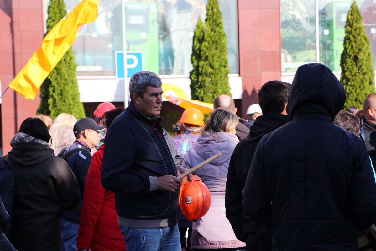 Возле здания собралось около 500 человек