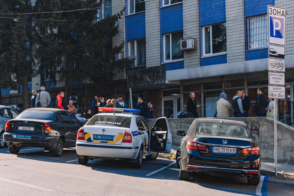 На место сразу же направили наряд полиции, следователей и взрывотхеников На место сразу же направили наряд полиции, следователей и взрывотхеников