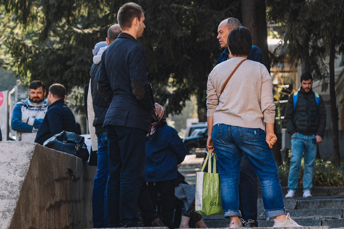 Людей в здании практически не было - многие только собирались на работу Людей в здании практически не было - многие только собирались на работу