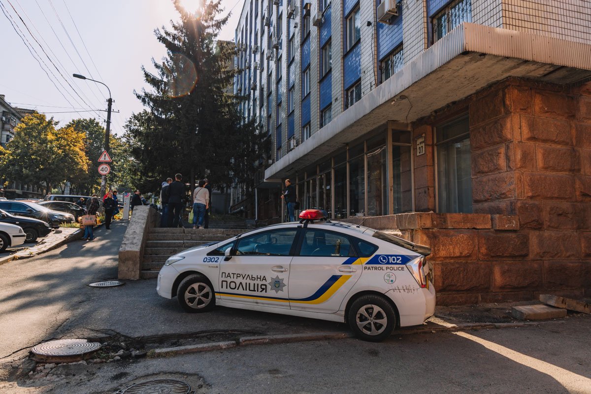 Сейчас в помещении проходят обыски Сейчас в помещении проходят обыски