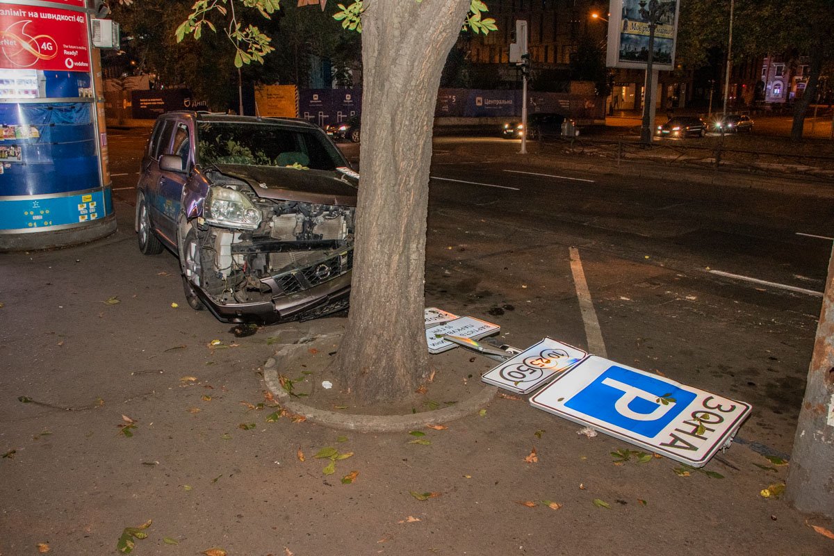 Водитель иномарки снес дорожный знак Водитель иномарки снес дорожный знак