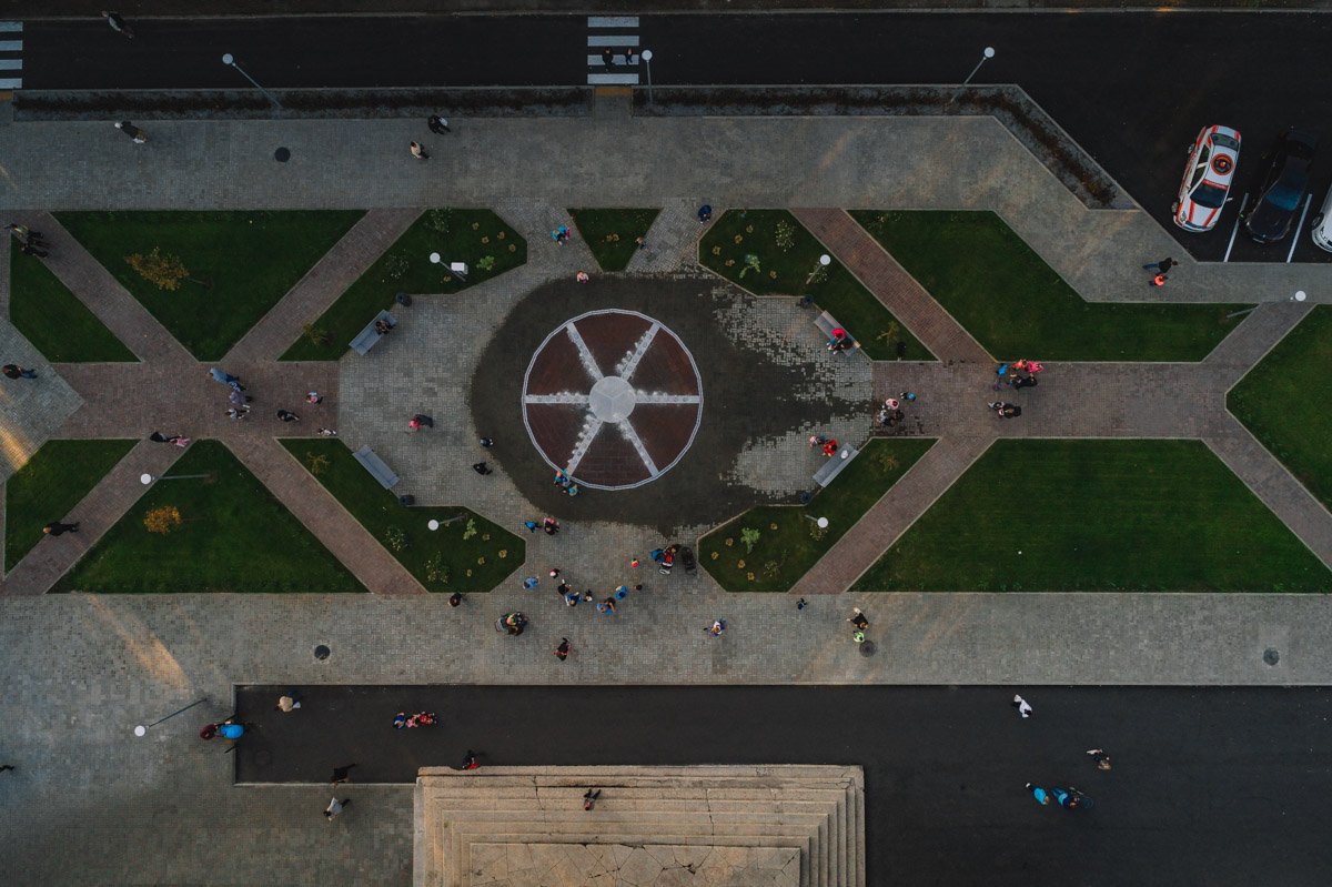 Площадь сквера составляет около 15 тысяч квадратных метров 
