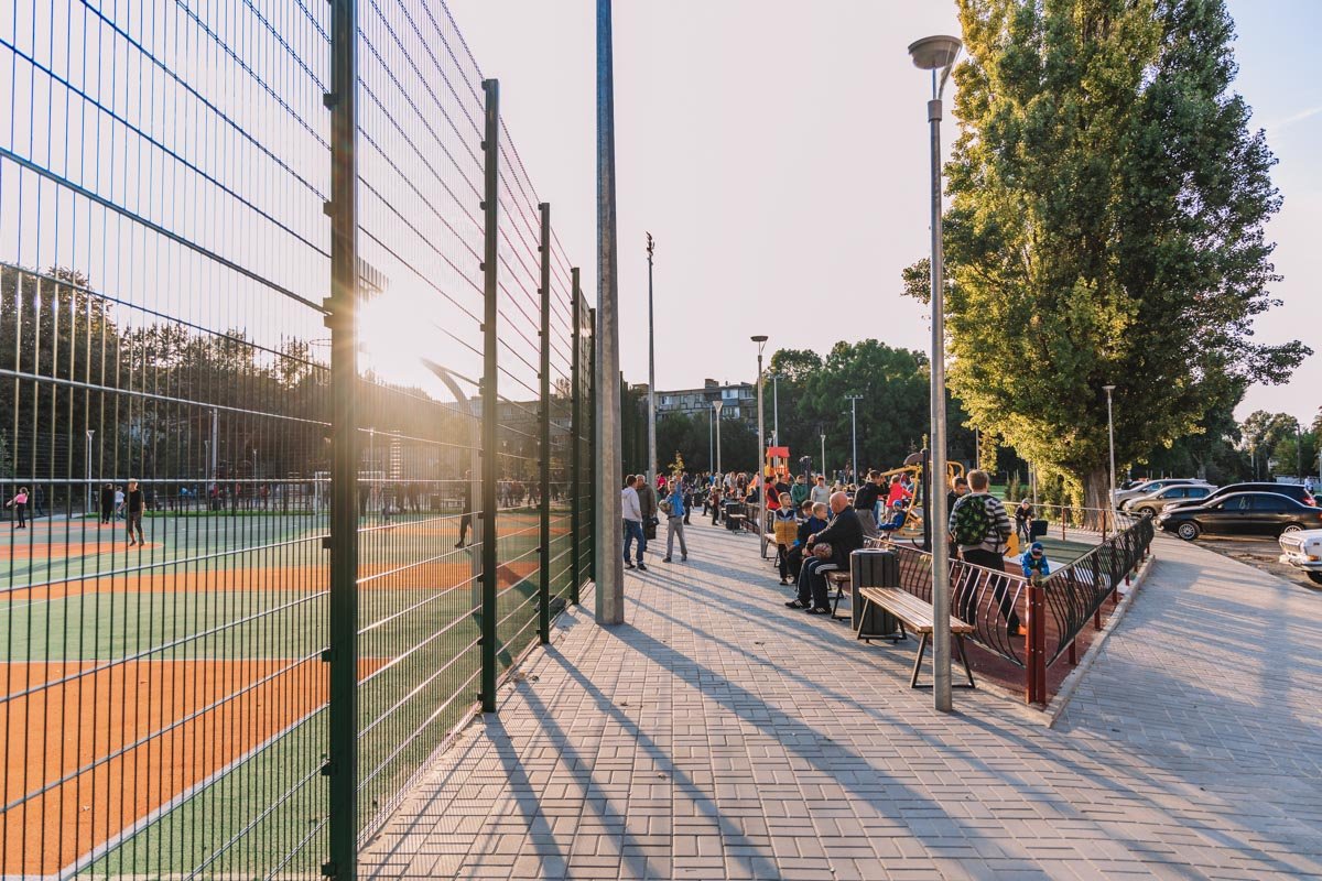 Тут есть несколько спортивных площадок 