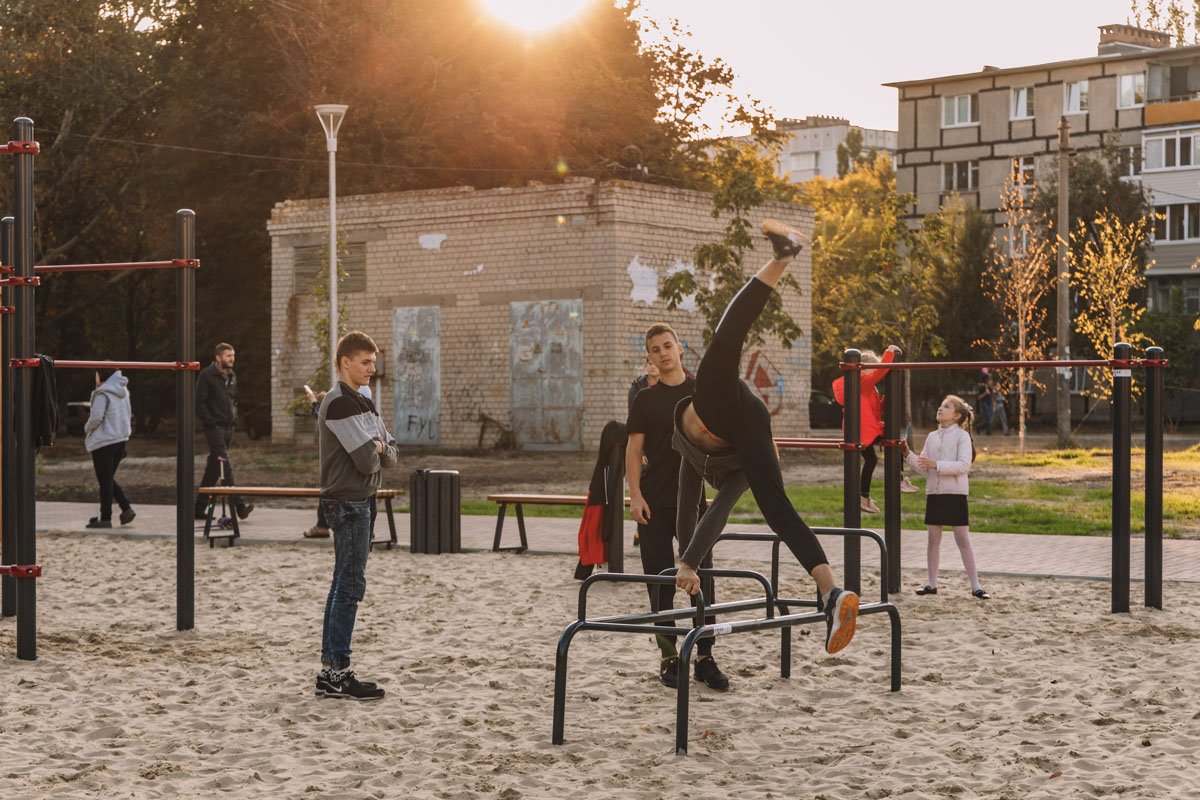 Молодежь отдыхает на спортивной площадке 