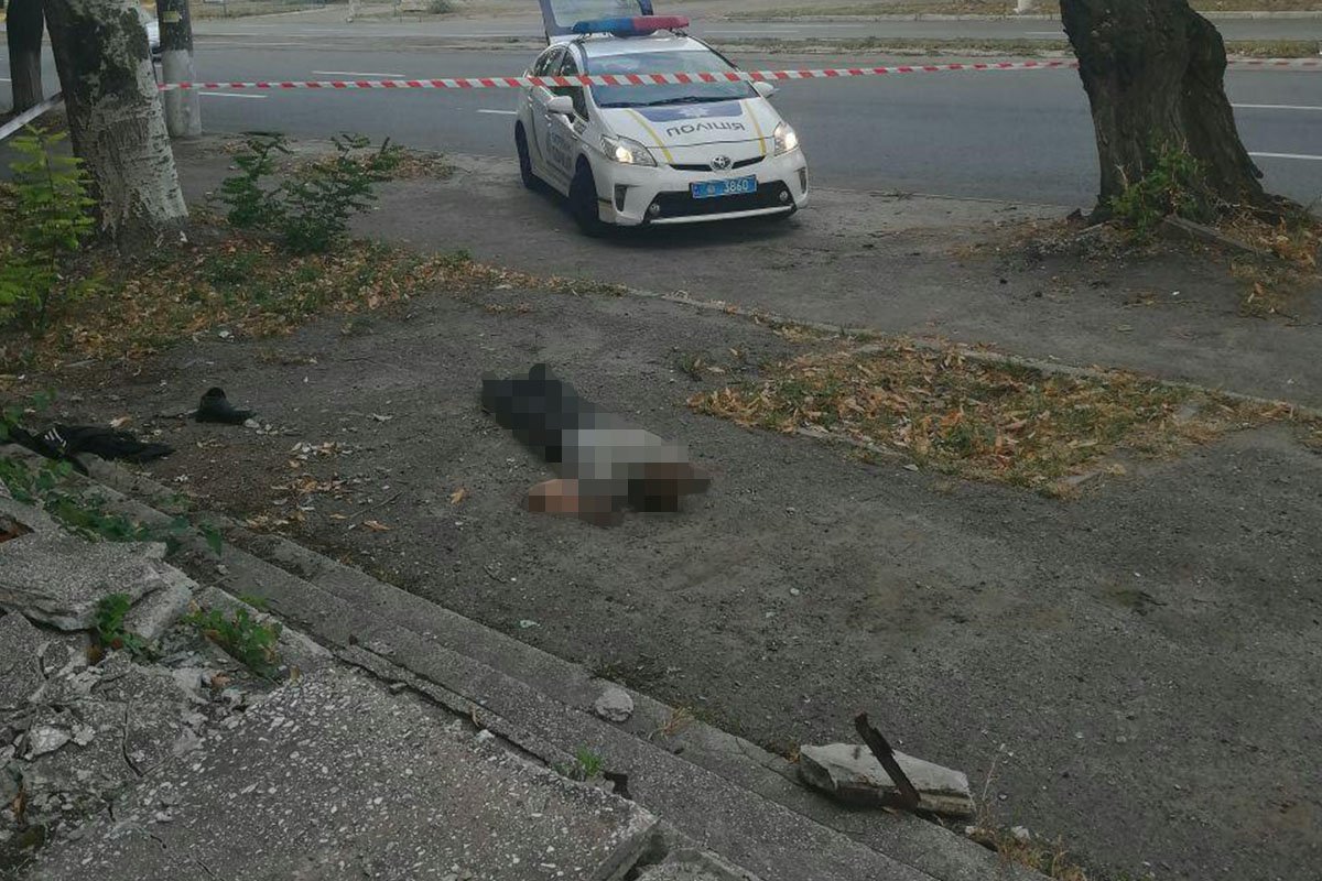 Предварительно, у мужчины была разбита голова, на локтях виднелись ссадины, а все тело было в пыли