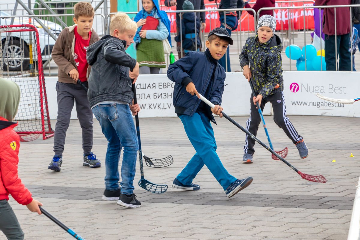 Играл когда-то в уличный хоккей?