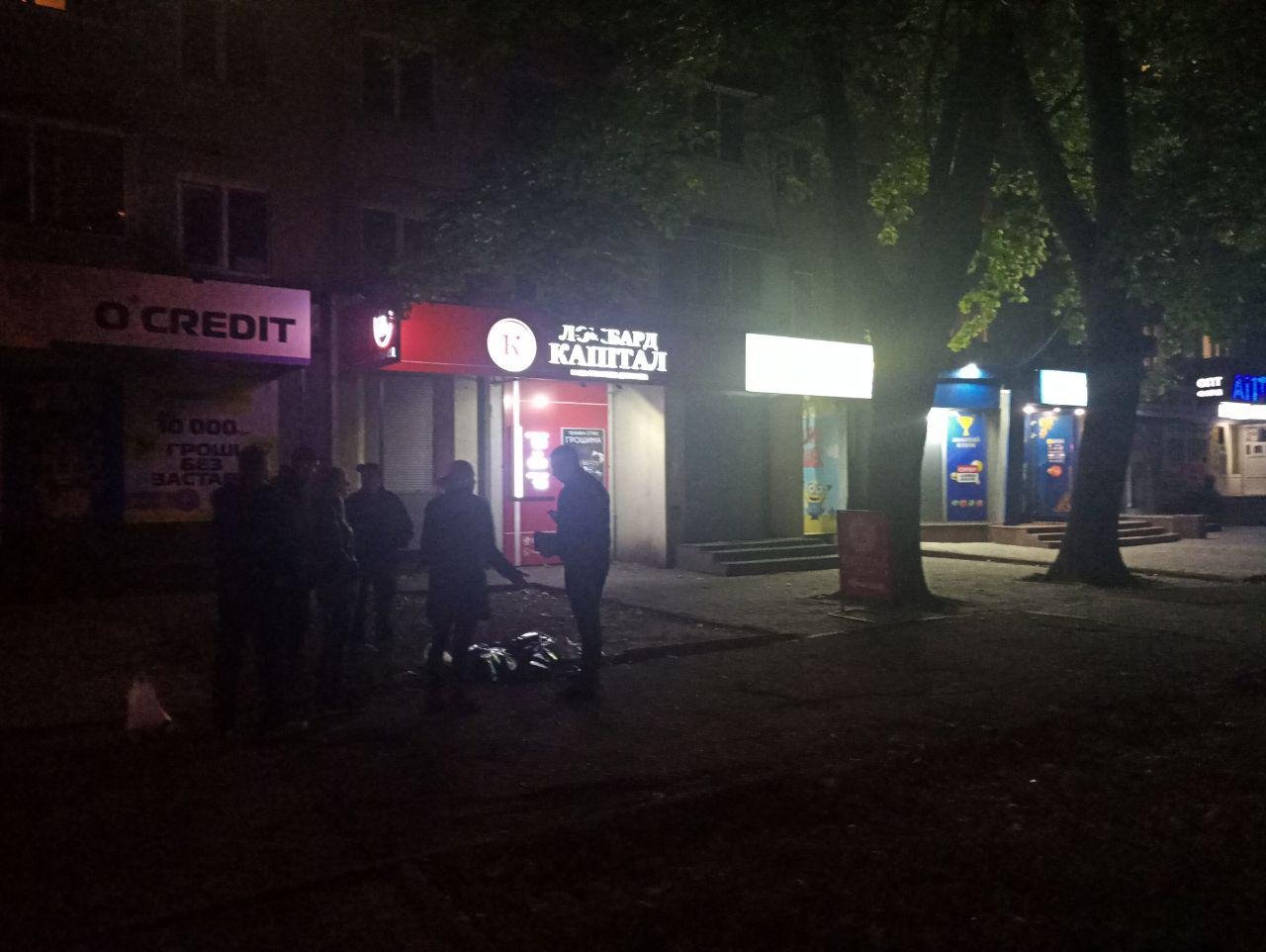 Мужчину, лежащего на земле заметили девушки, который вышли из магазина Мужчину, лежащего на земле заметили девушки, который вышли из магазина