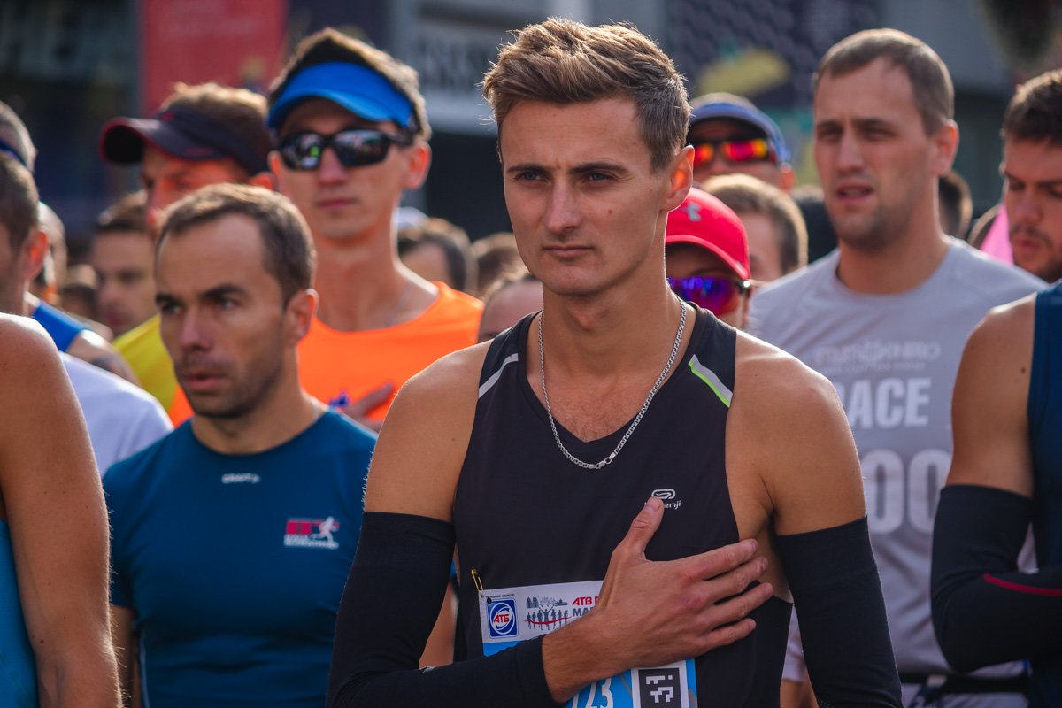 Это то, что вы должны делать машинально, когда слышите Гимн