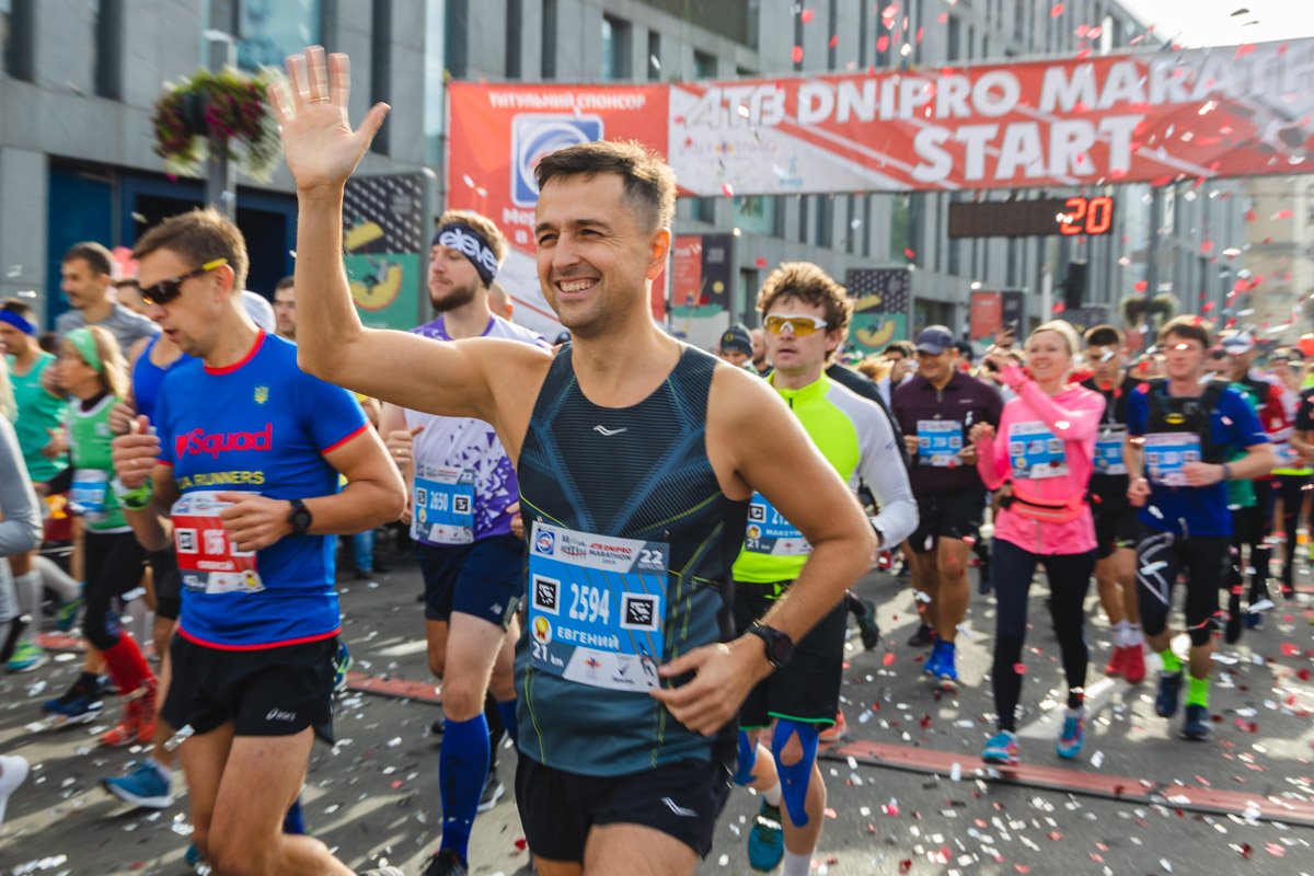 Передает лучи победы