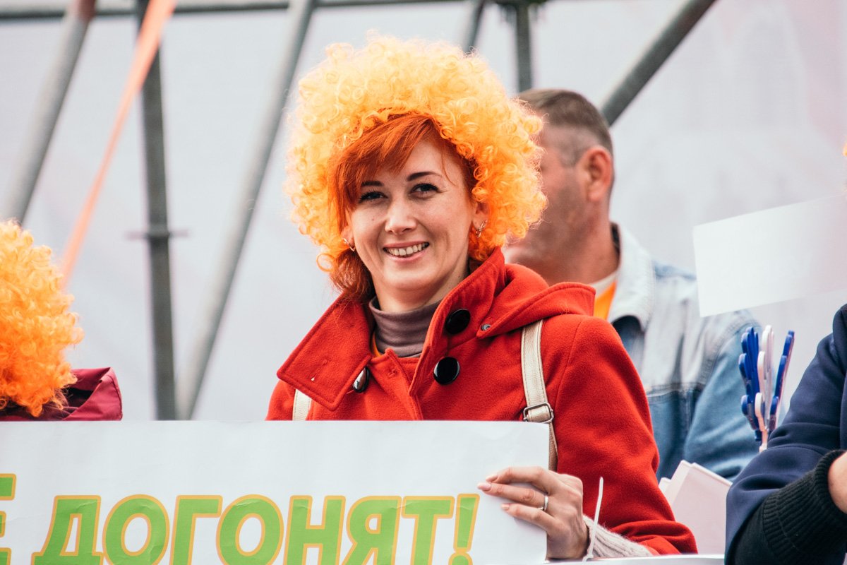 Дарит позитив