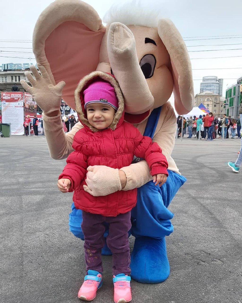 Детей развлекали аниматоры Детей развлекали аниматоры