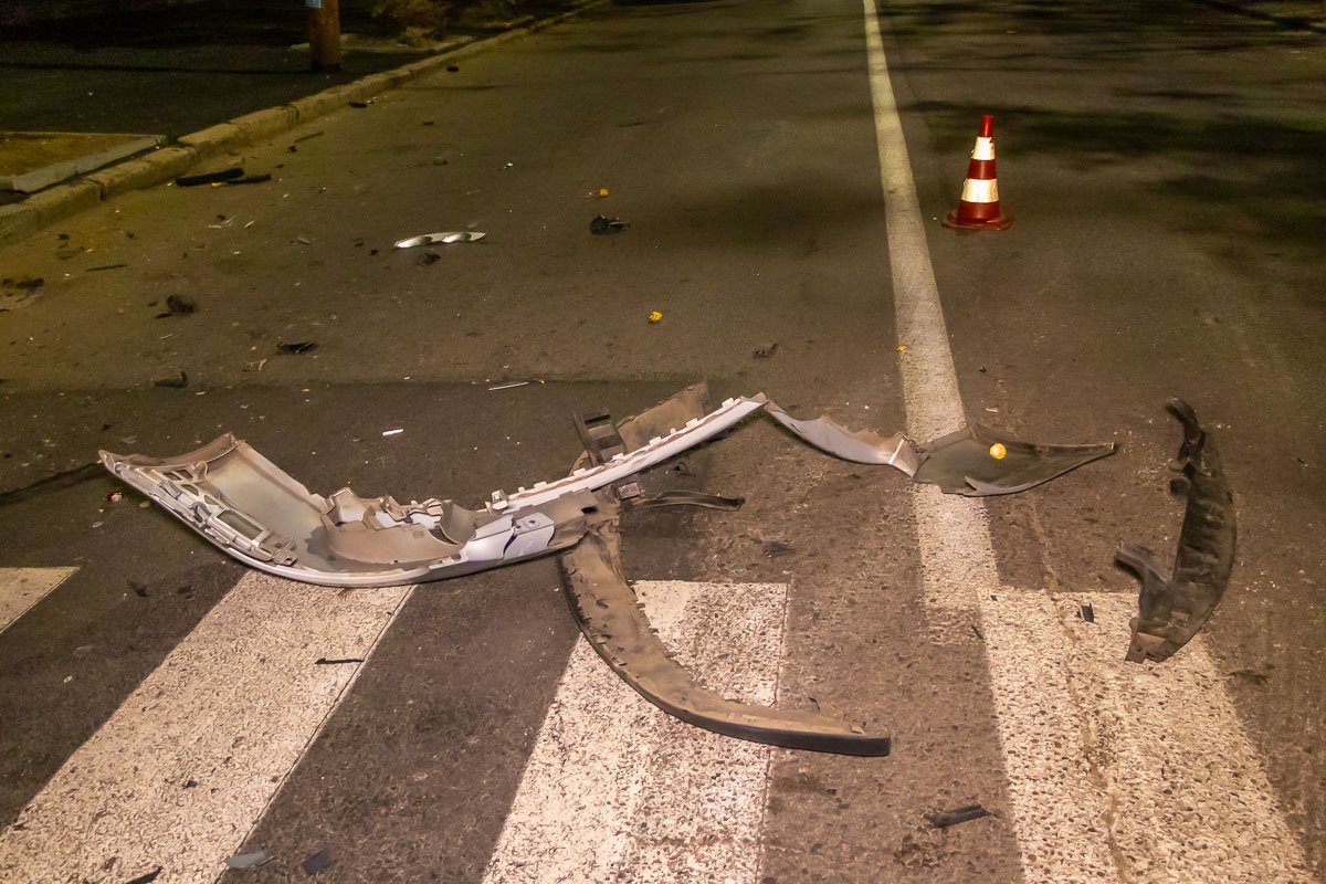 Обломки машин были разбросаны по всей дороге