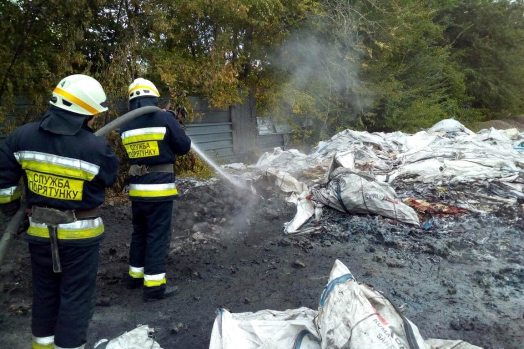 В Днепре горела стихийная свалка: дым виднелся со всех уголков города 1