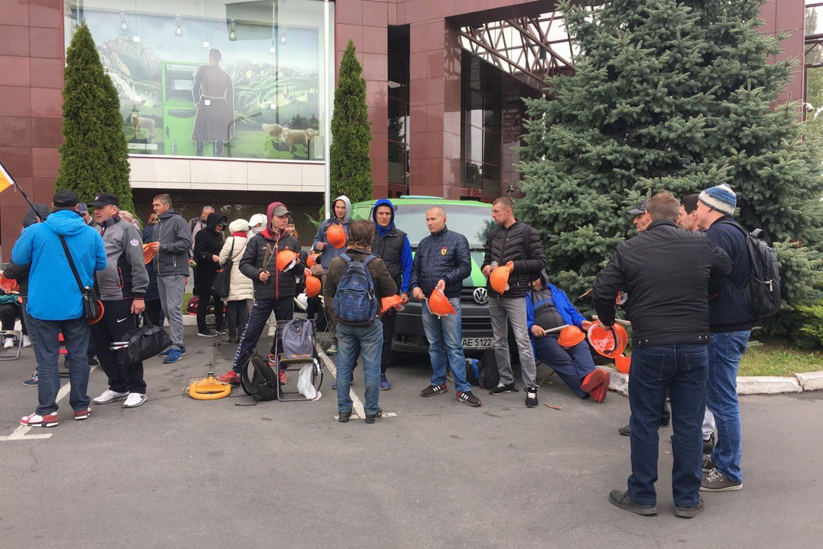 В понедельник он продолжился