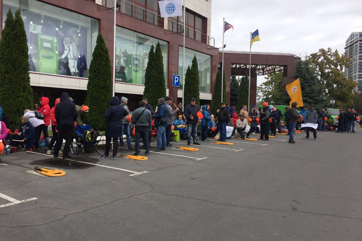 Митингующие заняли парковочные места