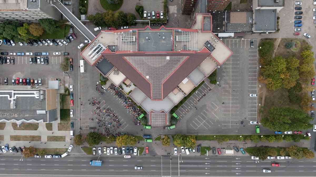 Люди требуют вернуть долг