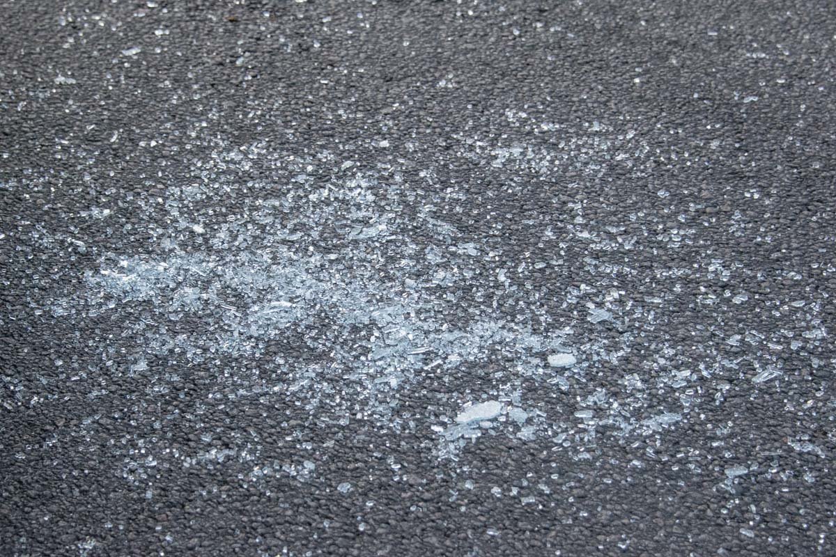 Девушка влетела в люк Девушка влетела в люк