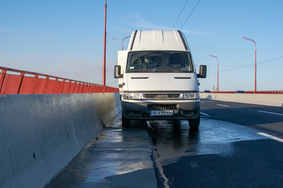 Топливо вылилось на дорогу