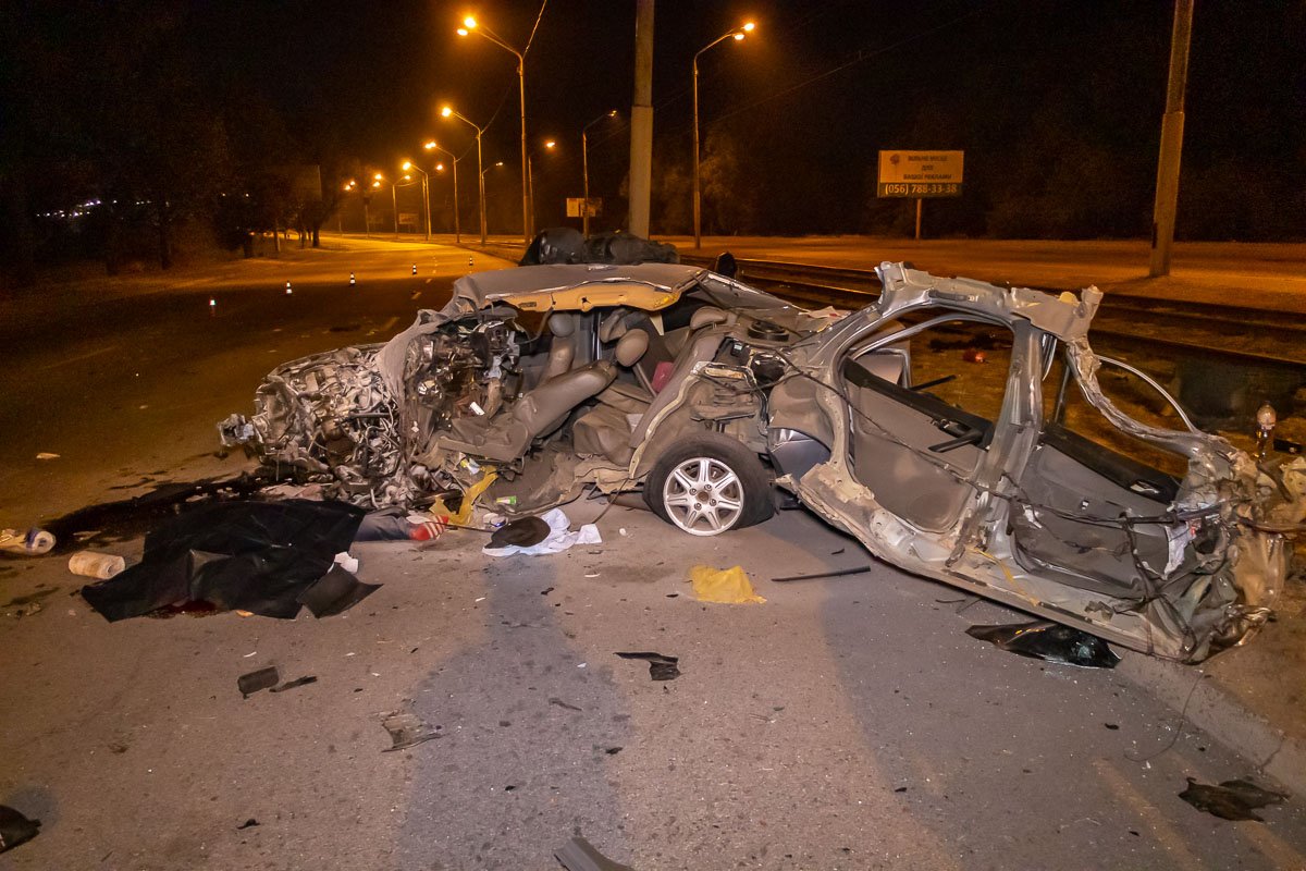 Chevrolet Evanda на скорости 200 км/ч врезался в фонарный столб