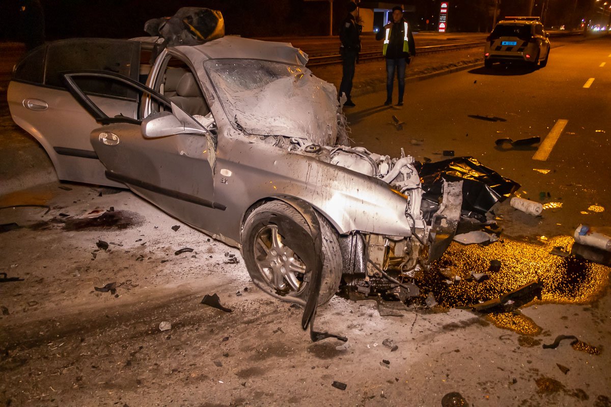 Водитель погиб на месте происшествия, пассажир госпитализирован