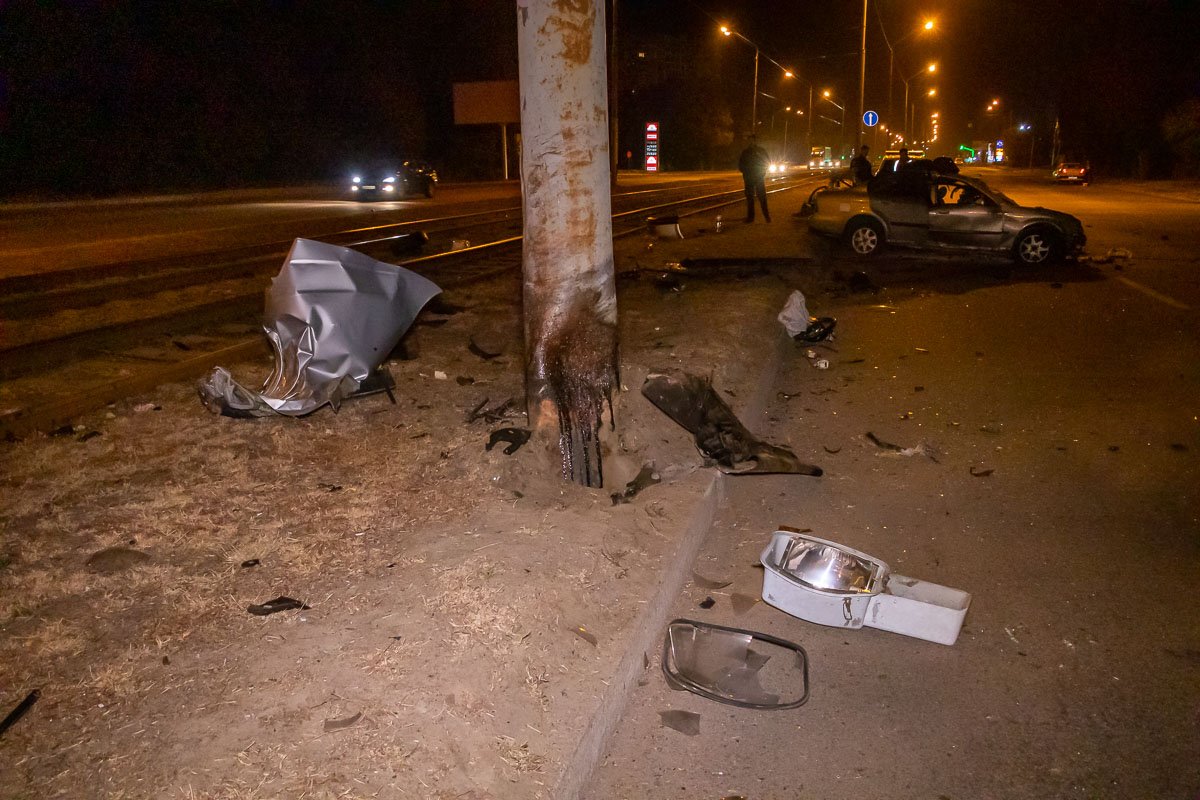 От удара об столб автомобиль буквально разорвало на две части