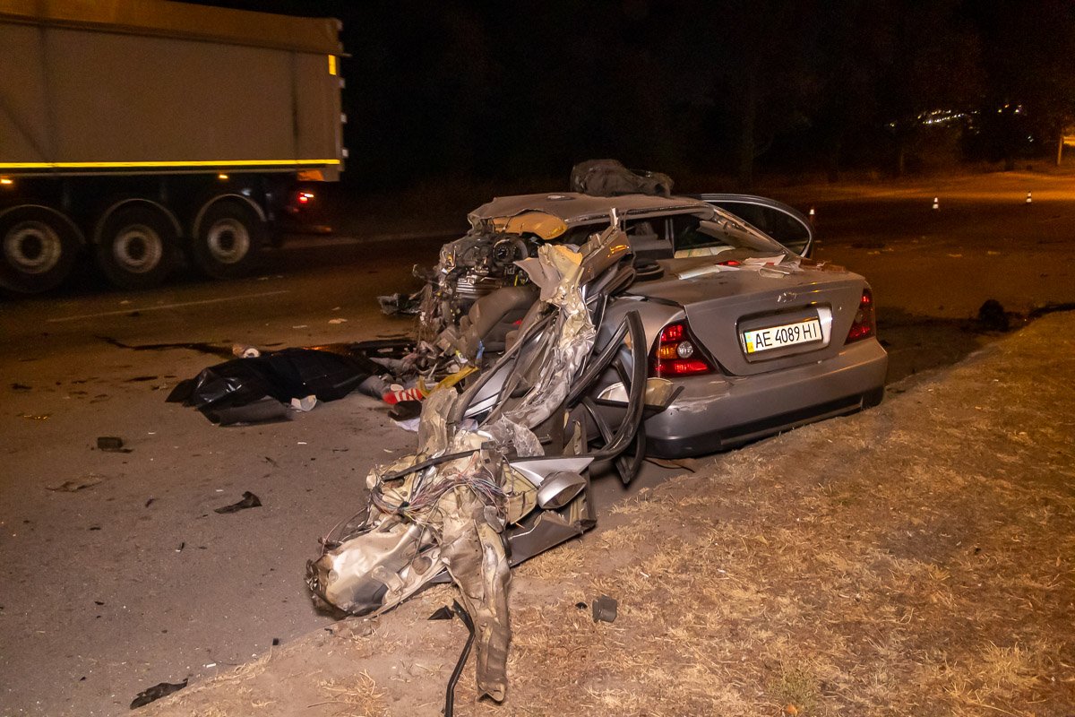 Водитель легковушки погиб на месте, до приезда скорой помощи