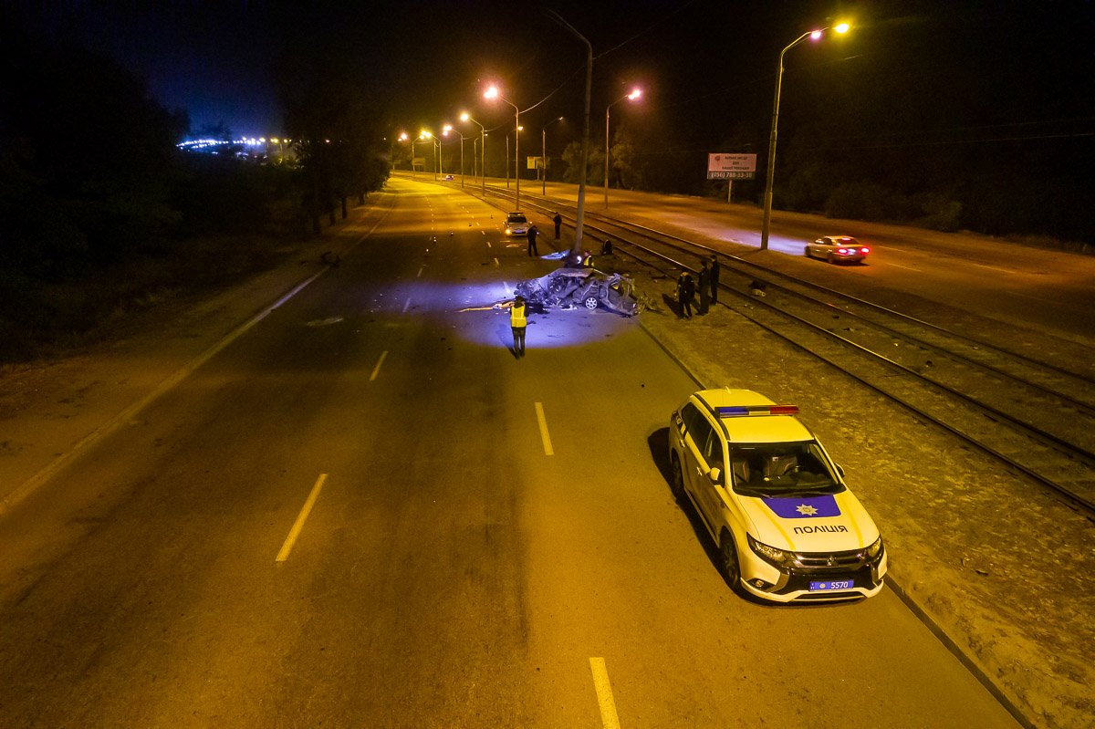 Обломки от машины были разбросаны по всей дороге