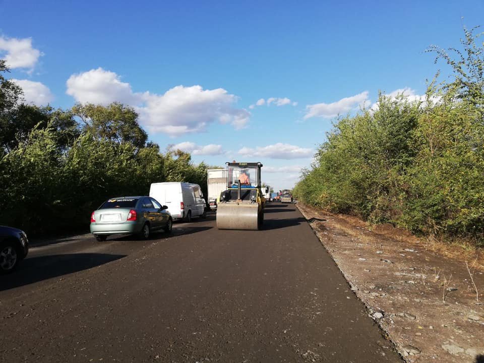 Коммунальщики спасали трассу Днепр - Николаев 