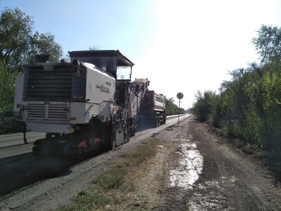 На выезде из Кривого Рога (по направлению к селу Широкое) отремонтировали правую полосу