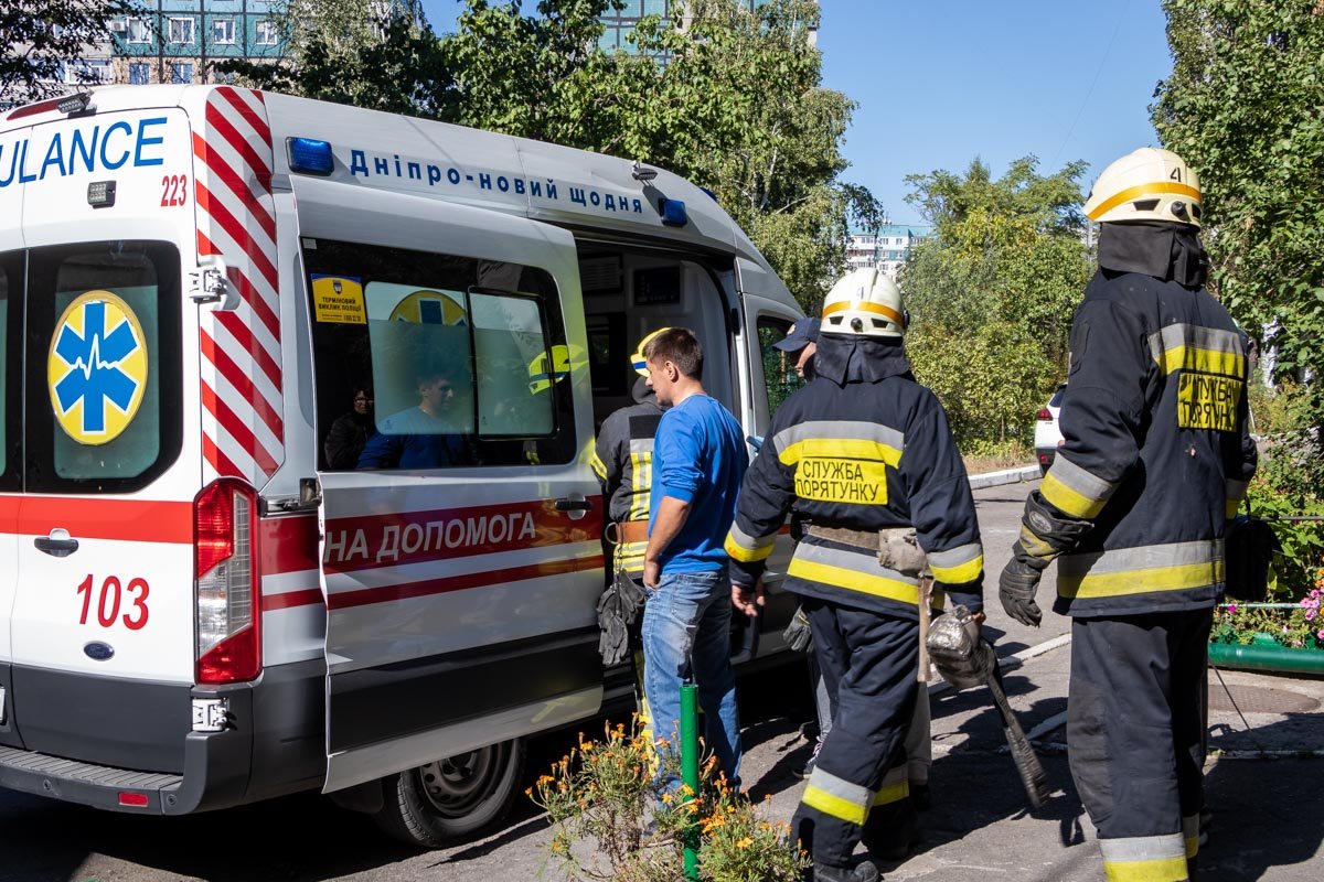 Патрульные вместе со спасателями достали девочку из шахты и передали медикам Патрульные вместе со спасателями достали девочку из шахты и передали медикам