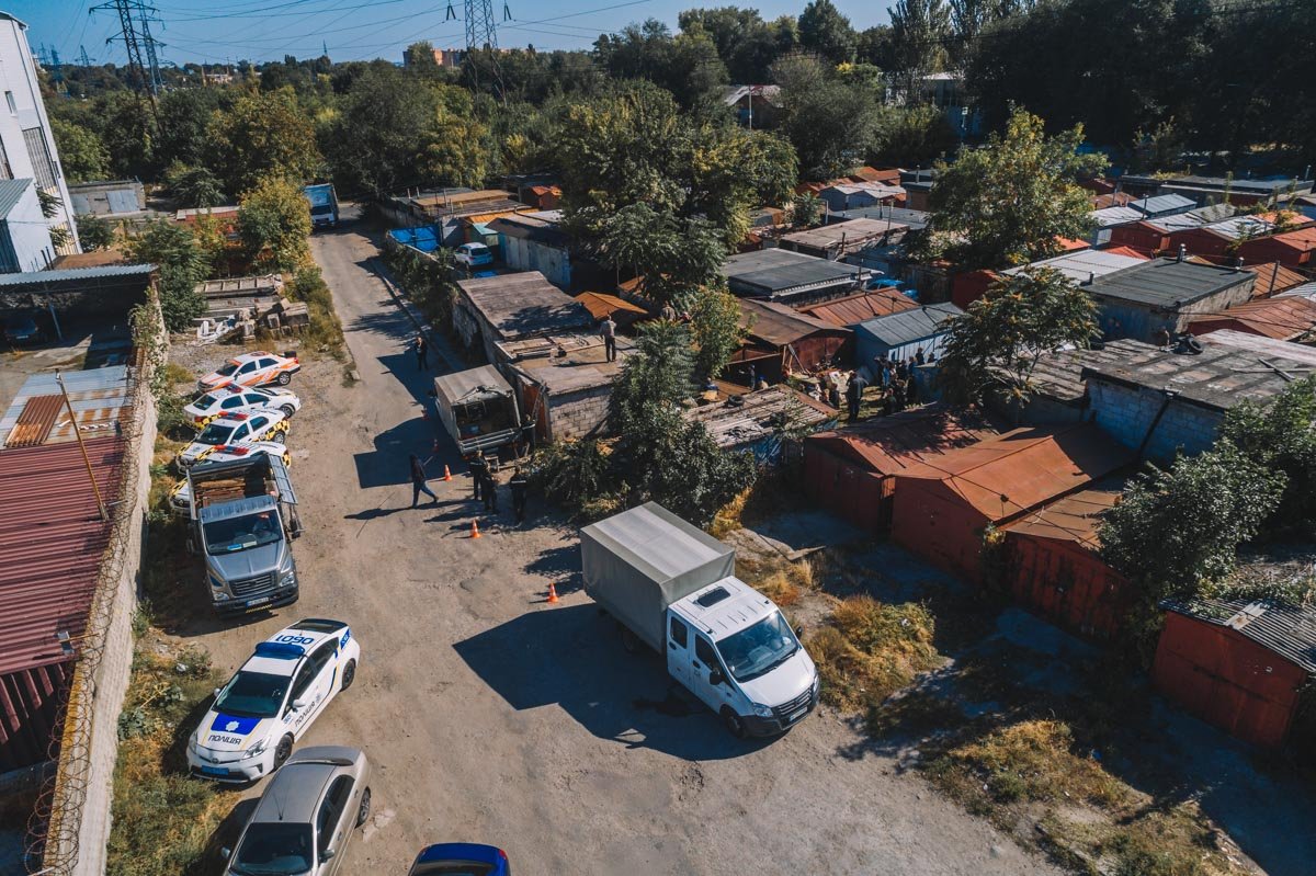 По состоянию на 15:30 работы в гаражном кооперативе все еще продолжаются По состоянию на 15:30 работы в гаражном кооперативе все еще продолжаются