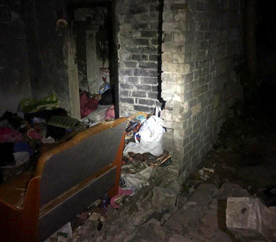 В заброшенном гараже бездомный обустроил себе комнату