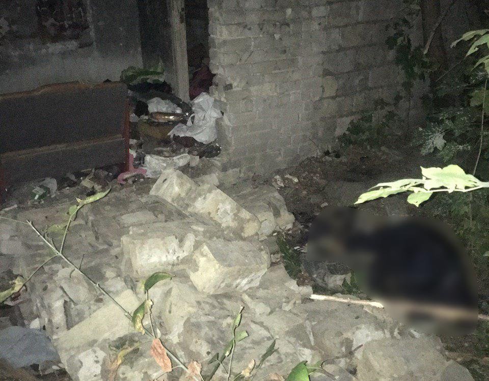 Рухнувшая стена привалила мужчину