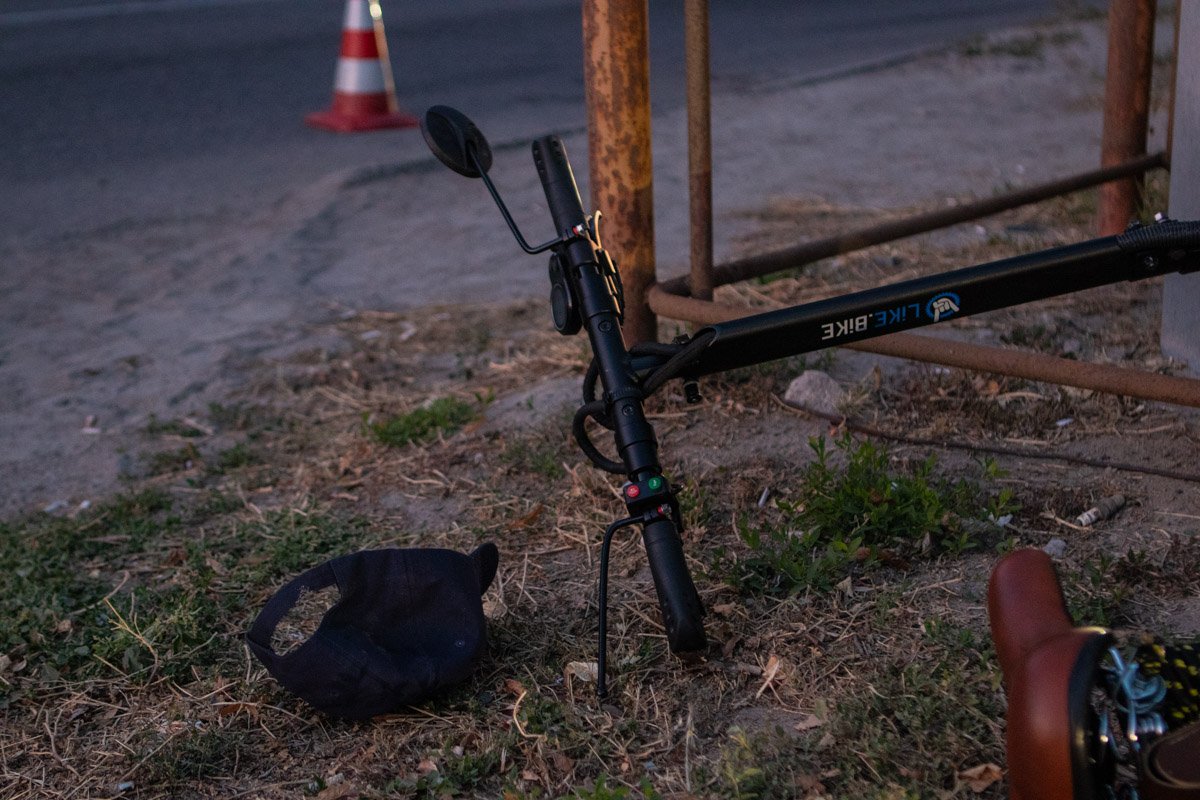 Мужчина не справился с управлением и упал с самоката на большой скорости 