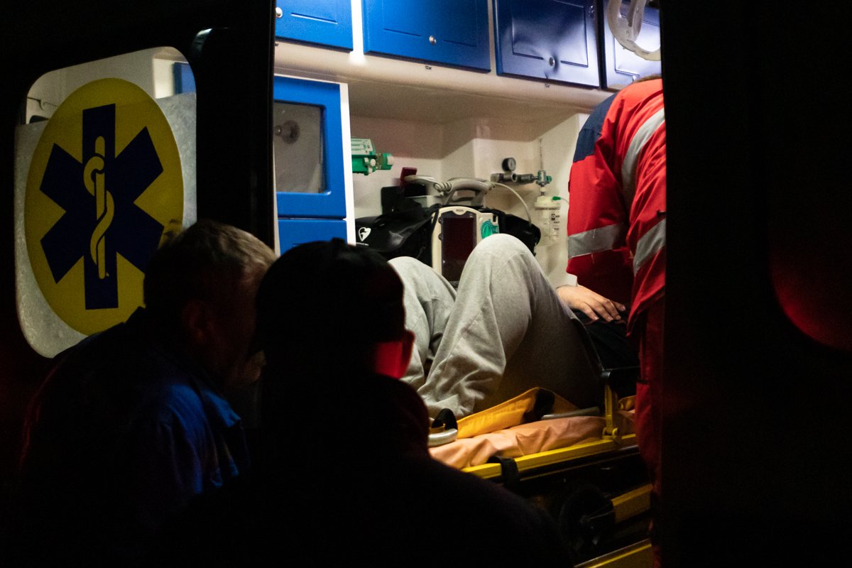 Медики оказали пострадавшему первую помощь