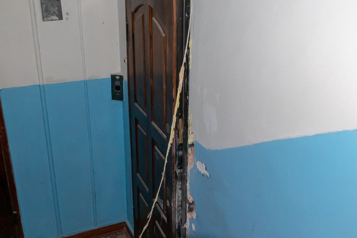 Спасатели проникли в квартиру через двери