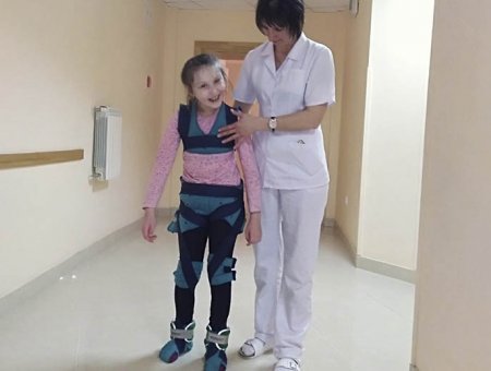 Девочка учится в третьем классе и постепенно учится ходить Девочка учится в третьем классе и постепенно учится ходить