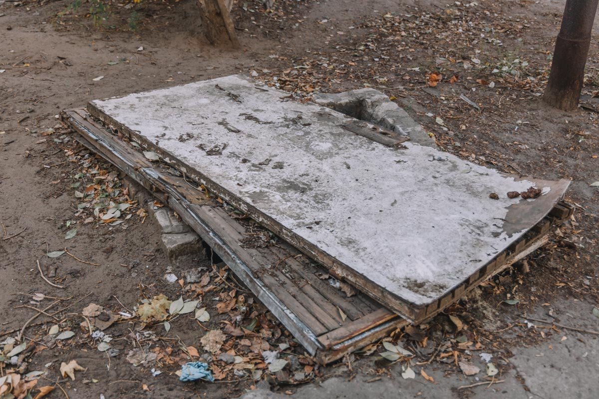 Их регулярно закрывают всем, что попадется под руку, лишь бы туда не упал ребенок Их регулярно закрывают всем, что попадется под руку, лишь бы туда не упал ребенок