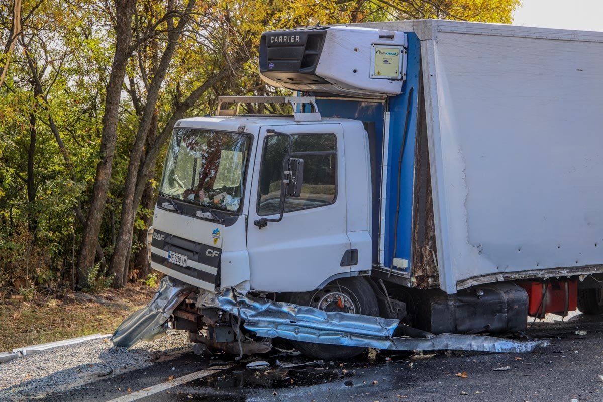 Грузовик DAF снес несколько метров отбойника Грузовик DAF снес несколько метров отбойника