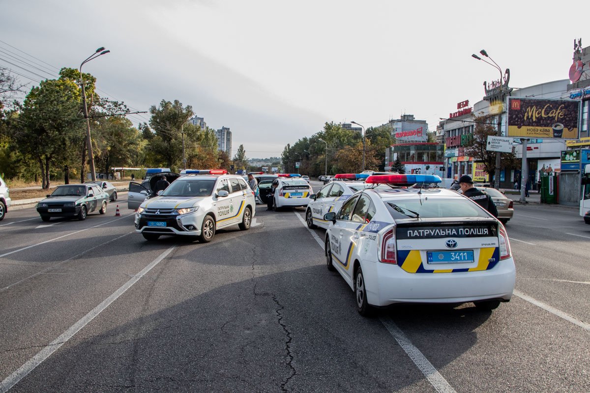 На место съехались пять экипажей патрульной полиции На место съехались пять экипажей патрульной полиции