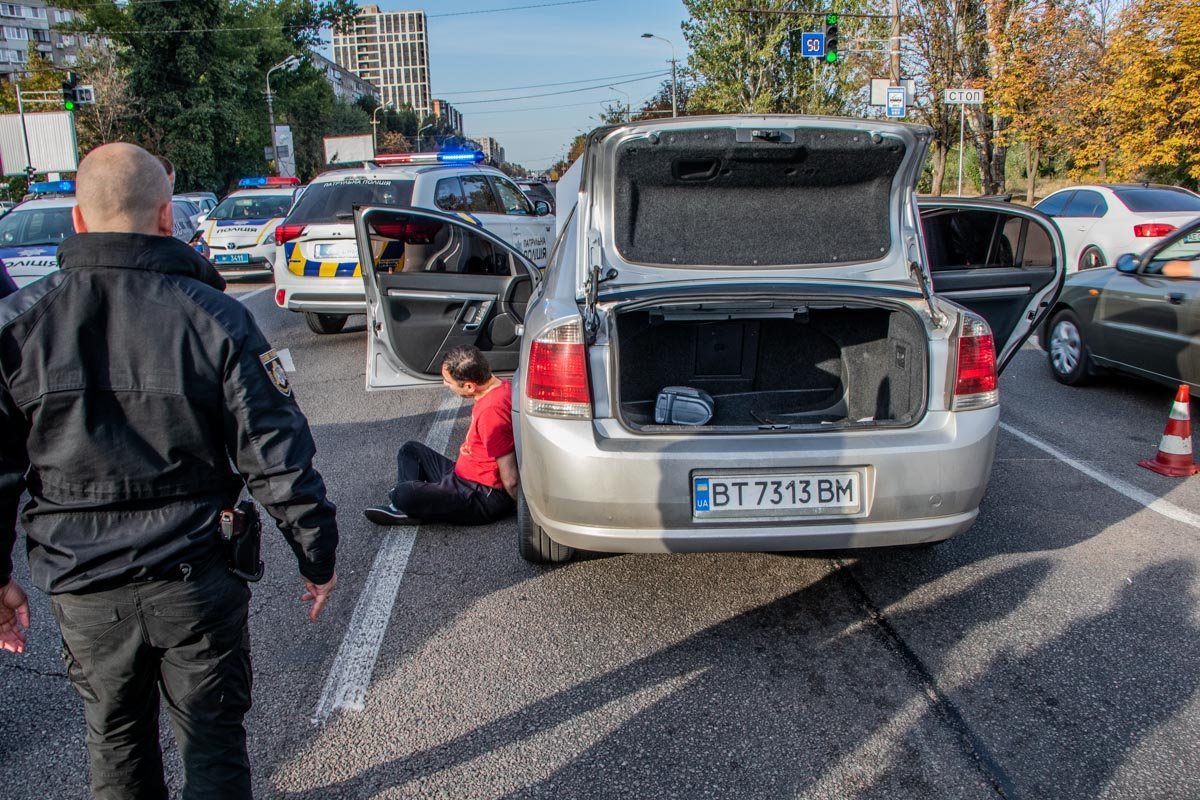 В автомобиле находились трое мужчин В автомобиле находились трое мужчин