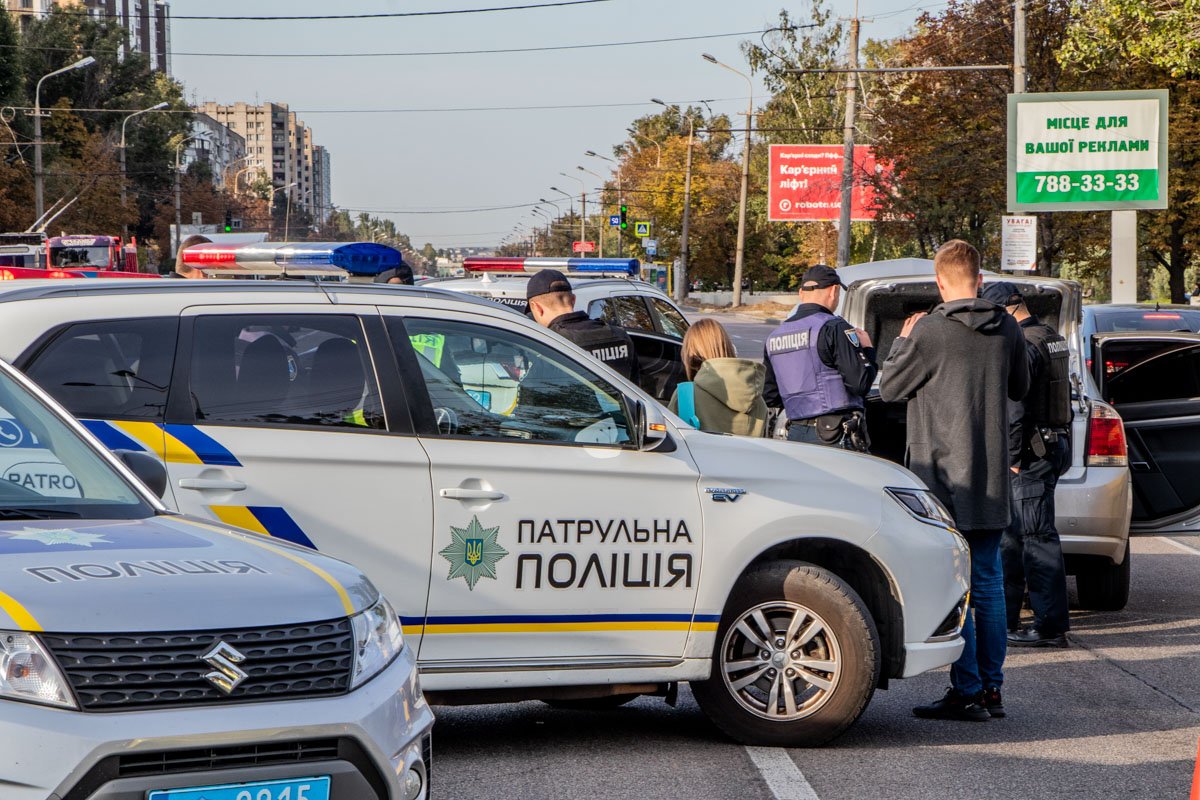 По неподтвержденной информации, в автомобиле правоохранители нашли номерные знаки, отмычки и код-граббер По неподтвержденной информации, в автомобиле правоохранители нашли номерные знаки, отмычки и код-граббер