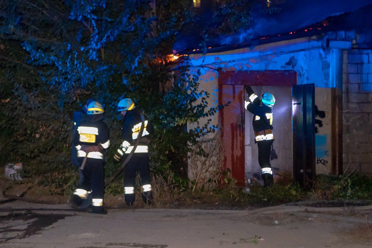 В тушении принимали участие спасатели 3, 4 и 18 пожарно-спасательных частей