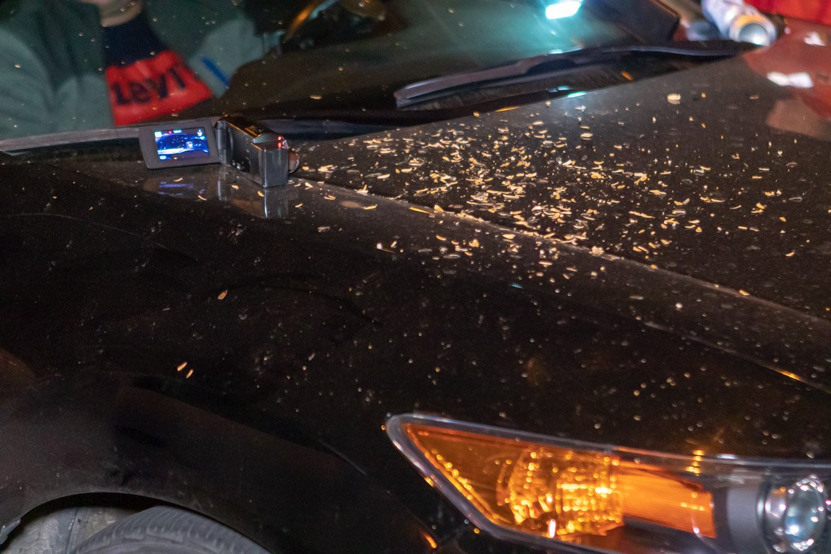 На капоте машины - много шелухи от семечек