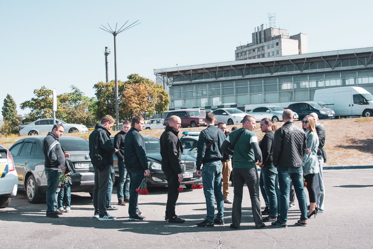 Почтить память собралось много людей Почтить память собралось много людей
