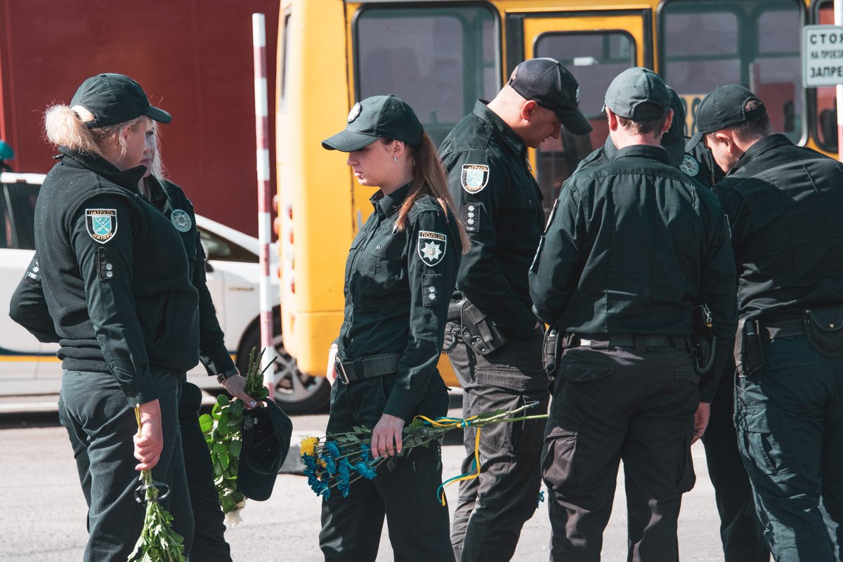 Среди тех, кто пришел к мемориалу, - много коллег погибших Среди тех, кто пришел к мемориалу, - много коллег погибших