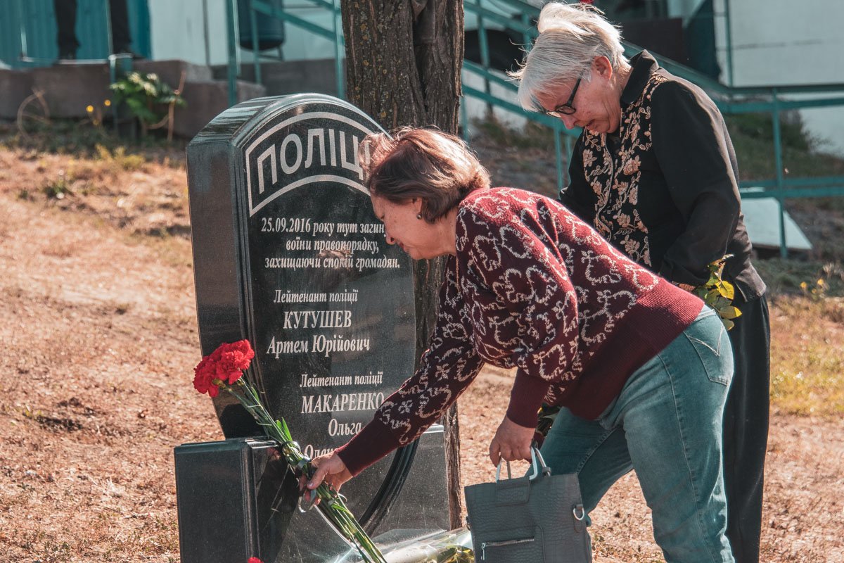 К мемориалу пришли и родные погибших, и просто благодарные жители Днепра К мемориалу пришли и родные погибших, и просто благодарные жители Днепра