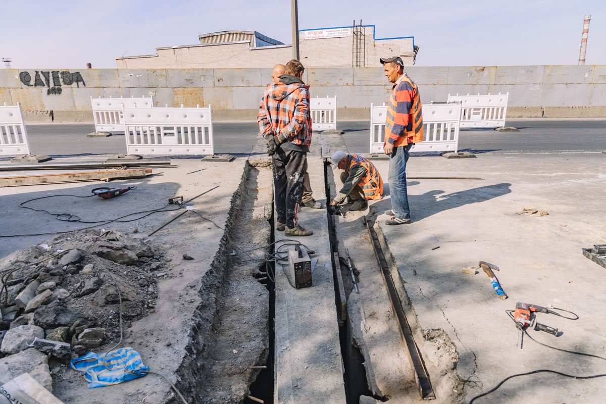 Коммунальщики заменяют деформационные швы Коммунальщики заменяют деформационные швы