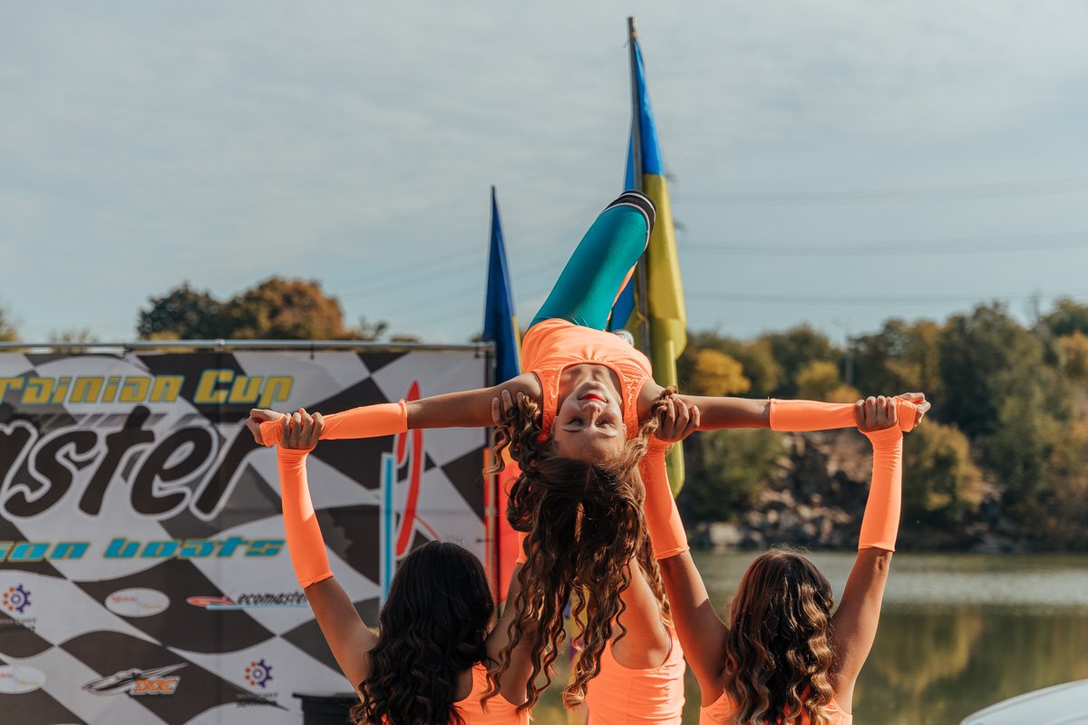 Гостей мероприятия развлекали песенные и танцевальные коллективы Гостей мероприятия развлекали песенные и танцевальные коллективы